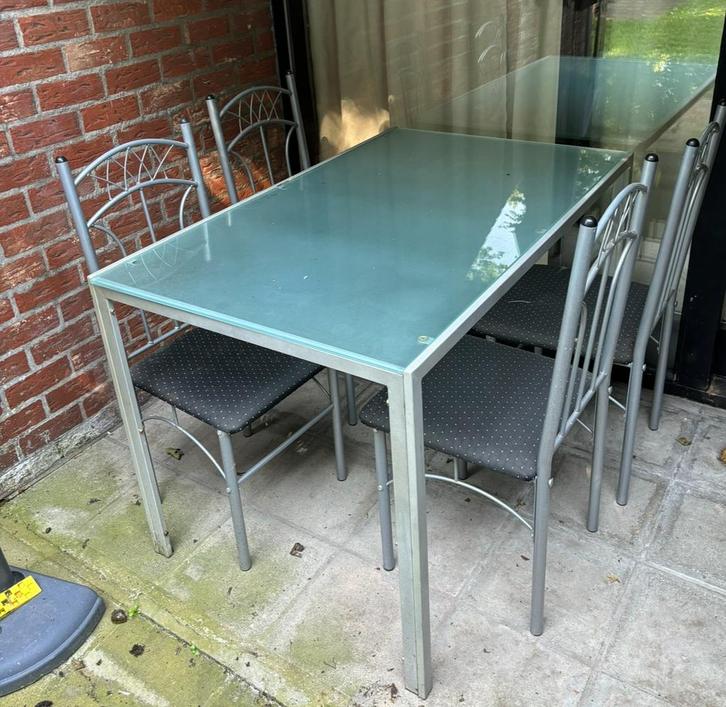 Tafel uit ijzer/metaal met melkglasplaat en 4 stoelen, Huis en Inrichting, Tafelonderdelen, Gebruikt, Metaal, Ophalen