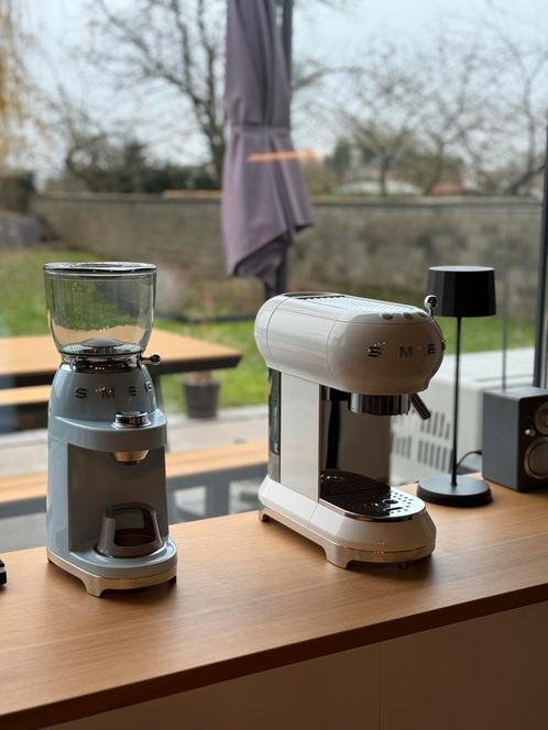 SMEG Machine Espresso + moulin + accessoires (Novembre 2023), Electroménager, Cafetières, Comme neuf