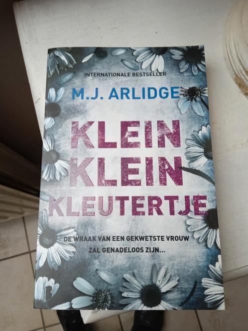 M.J. Arlidge - Klein klein kleutertje, Livres, Thrillers, Comme neuf, Enlèvement ou Envoi