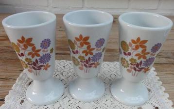 3 Franse wit porseleinen bekers met retro bloemen, Tradition beschikbaar voor biedingen