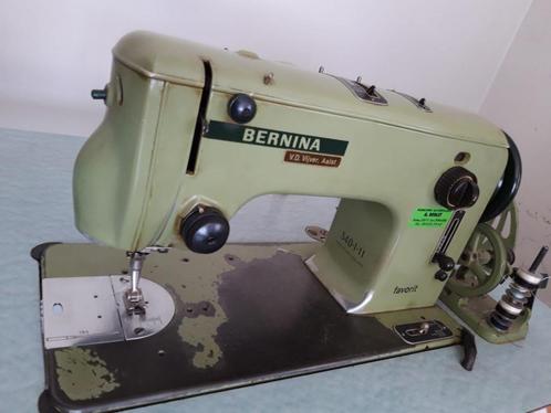 Bernina naaimachine met bijhorende tafel, Hobby en Vrije tijd, Naaimachines en Toebehoren, Gebruikt, Naaimachine, Bernina, Ophalen