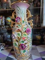zeer grote vaas, Becquet, versierd met porseleinen bloemen., Antiek en Kunst, Ophalen of Verzenden