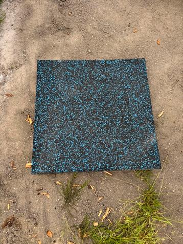 Rubberen tegels ca 50x50x7 speeltoestel ed ca 40m2 beschikbaar voor biedingen