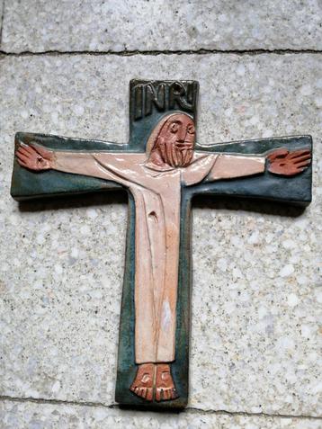 Kruisbeeld in keramiek Paul M. De Bruyne