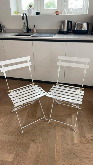 2 chaises pliantes blanches 