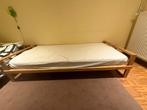 1 of 2 houten eenpersoonsbed met nachtkastje en matras, Huis en Inrichting, Ophalen, Gebruikt, Eenpersoons