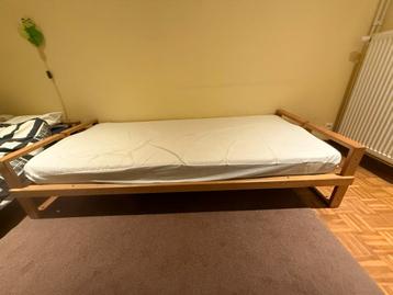 1 of 2 houten eenpersoonsbed met nachtkastje en matras beschikbaar voor biedingen