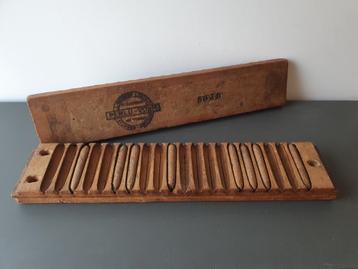 Antieke houten sigarenmal PERLU incl. 8 originele sigaren.