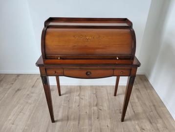 Secretaresse van kostbaar hout beschikbaar voor biedingen
