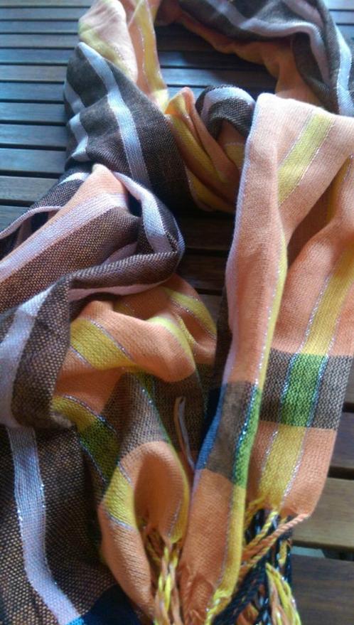 x Sjaal met mooie verschillende kleuren, Kleding | Dames, Mutsen, Sjaals en Handschoenen, Nieuw, Sjaal, Ophalen of Verzenden