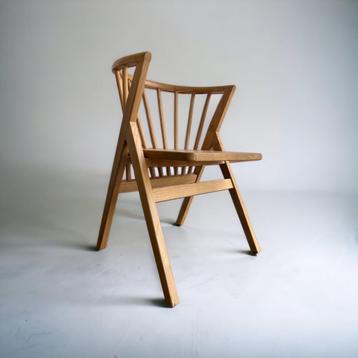 Chaise en bois naturel à longues barres