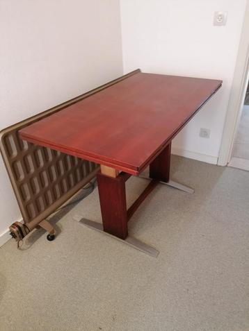 Uitklapbare tafel beschikbaar voor biedingen