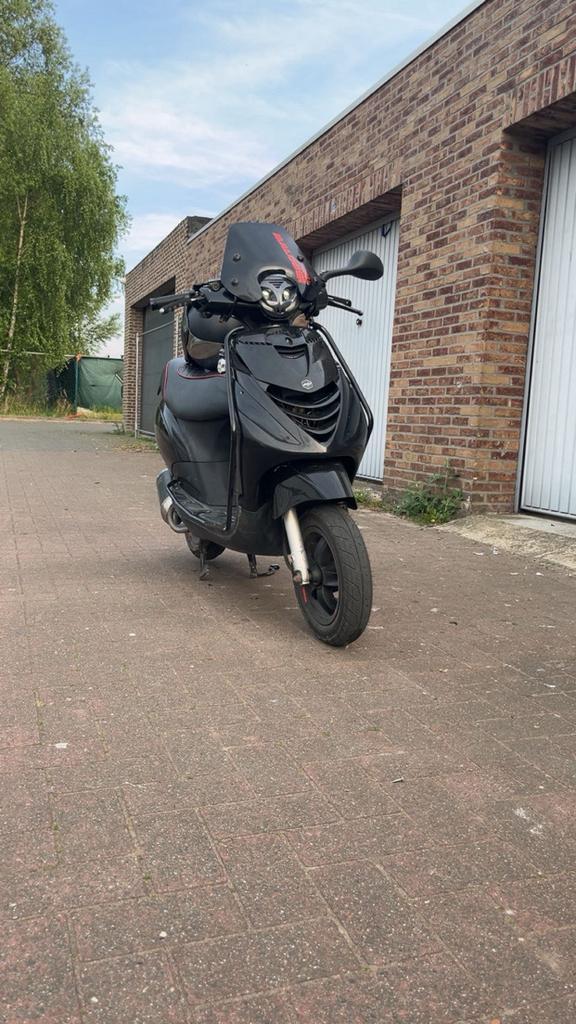 Piagio zip 50 4t rijd perfect 1 probleem, Fietsen en Brommers, Scooters | Piaggio, Zo goed als nieuw, Zip, Benzine, Ophalen