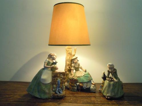 Inglés beeldengroep met staanlamp hand made in Spain, Antiek en Kunst, Antiek | Keramiek en Aardewerk, Ophalen of Verzenden
