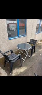 4 ronde en 9 stuks vierkante tafels, stoelen met en parasols, Tuin en Terras, Ophalen, Zo goed als nieuw
