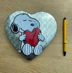 Boîte métallique Snoopy en forme de cœur — Édition limitée !, Collections, Personnages de BD, Autres types, Enlèvement ou Envoi
