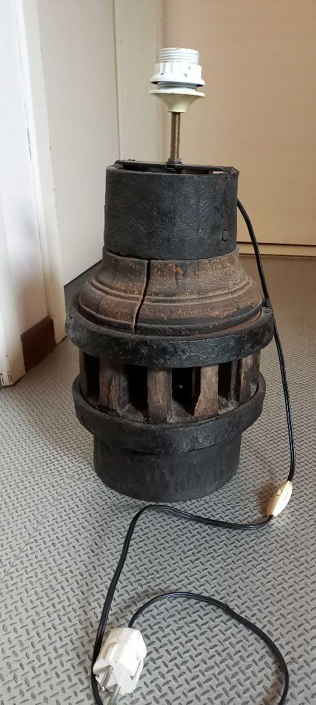 Tafellamp met wagennaaf, Huis en Inrichting, Lampen | Tafellampen, Gebruikt, 75 cm of meer, Hout, Metaal, Ophalen