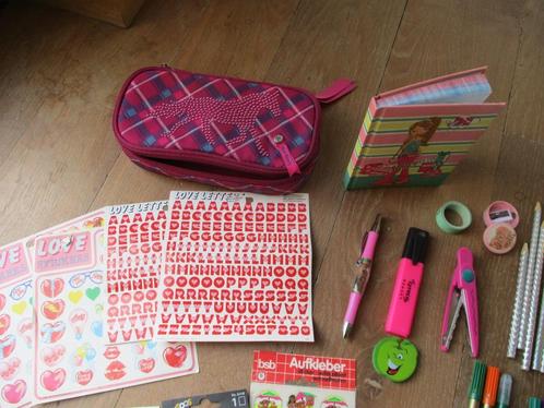 Pennenzak paarden en allerlei school potloden stickers boek, Diversen, Schoolbenodigdheden, Gebruikt, Ophalen of Verzenden
