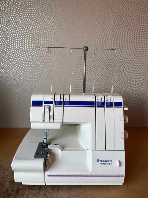 LOCKMACHINE HUSQVARNA HUSKYLOCK 905 IN NETTE STAAT, Hobby en Vrije tijd, Naaimachines en Toebehoren, Lockmachine, Husqvarna, Ophalen of Verzenden