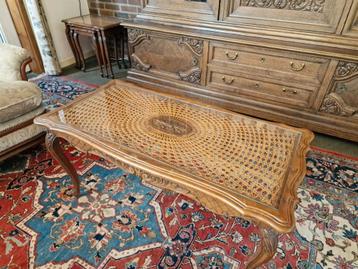 Table basse ancienne avec sculptures, osier et verre