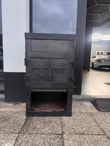 Gietijzeren houtgestookte oven beschikbaar voor biedingen