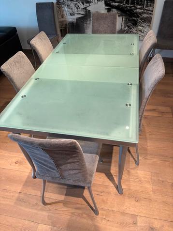 Moderne glazen, uittrekbare tafel met 8 fluwelen stoelen beschikbaar voor biedingen