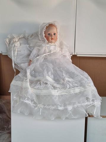 Porselijnen pop 50 cm beschikbaar voor biedingen