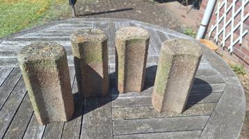 Boordstenen enkel per stuk 23x11 cm aan 1,5 euro. beschikbaar voor biedingen