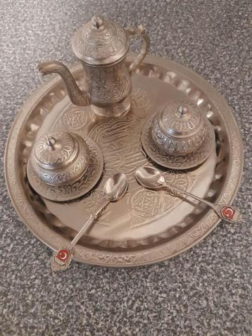Metalen koffiepotje op dienbord met 2 tasjes beschikbaar voor biedingen