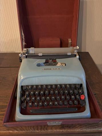 Retro typemachine Olivetti Studio 44 beschikbaar voor biedingen