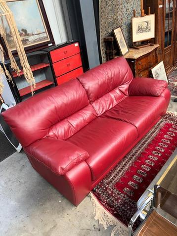 Canapé en cuir rouge beschikbaar voor biedingen