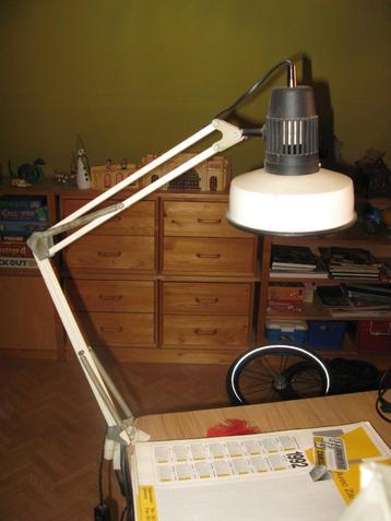 stevige bureaulamp beschikbaar voor biedingen