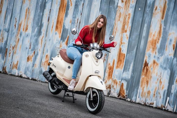 Trottinette Zoe toute neuve | Classe A ou B - Super offre !, Vélos & Vélomoteurs, Cyclomoteurs | Vespa, Envoi