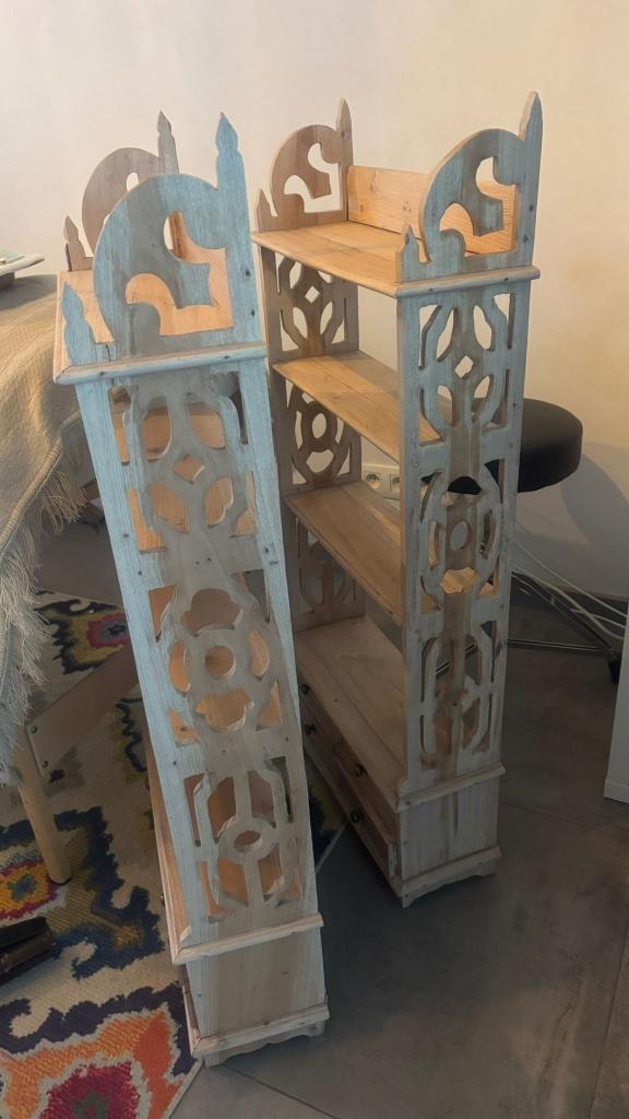 Twee massief houten rekjes – luchtgegomd – vintage en uniek, Huis en Inrichting, Kasten | Wandmeubels, Zo goed als nieuw, Met lade(s)