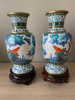 cloisonne vazen (2 stuks) op houten voetstuk, Antiek en Kunst, Ophalen
