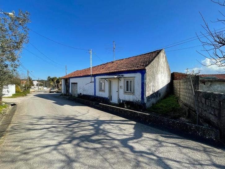 Te renoveren woning op een terrein van  1073m² te Batalha., Immo, Buitenland, Portugal, Woonhuis, Landelijk
