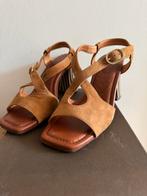 Open pump Chie Mihara, Bruin, Ophalen of Verzenden, Zo goed als nieuw, Schoenen met hoge hakken