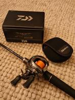 Nieuwse 2025 Daiwa Steez SV TW 100HL + Daiwa XT652 hengel !, Ophalen of Verzenden, Nieuw, Complete set