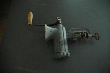 oude vleesmolen beschikbaar voor biedingen