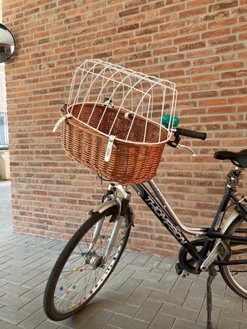 Fietsmand voor hondje beschikbaar voor biedingen