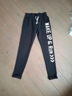 Maat 152 : joggingbroek zwart met tekst, Enlèvement ou Envoi, Comme neuf, Garçon ou Fille, Pantalon