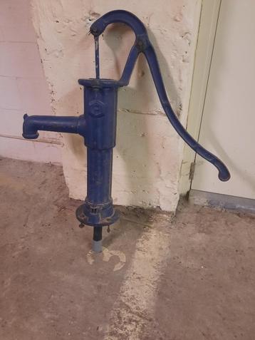 antieke waterpomp beschikbaar voor biedingen