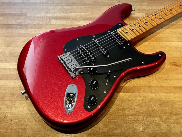 Fender 2024 American Ultra II Strat HSS Sinister Red + Case, Muziek en Instrumenten, Snaarinstrumenten | Gitaren | Elektrisch