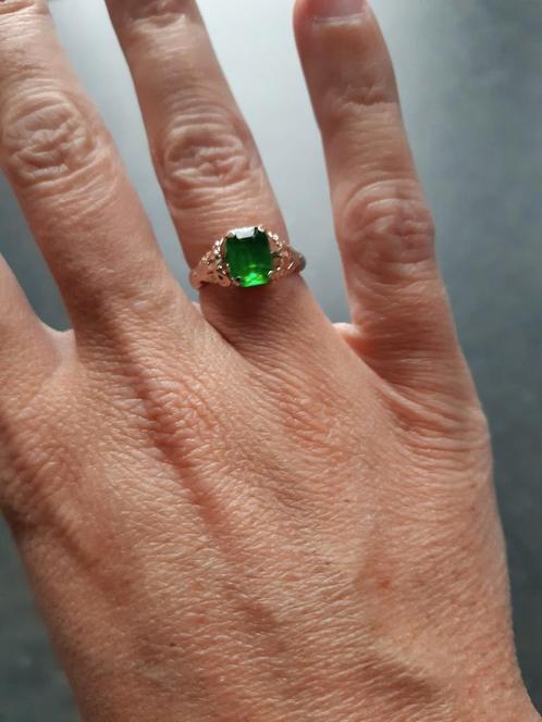 Fancy gouden ring met groene steen, Handtassen en Accessoires, Ringen, Gebruikt, Dame, Kleiner dan 17, Groen, Ophalen of Verzenden