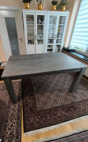 Eettafel met stoelen voor min. 6 personen (uittrekbaar) beschikbaar voor biedingen
