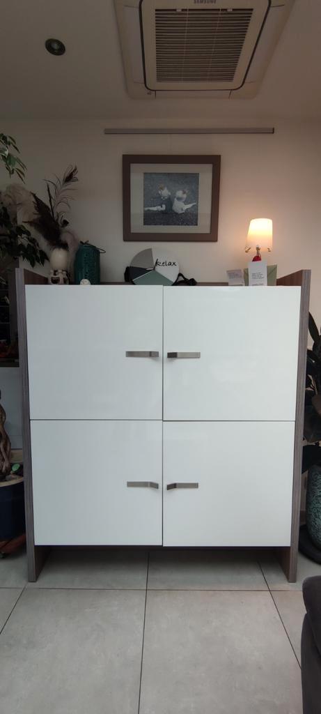 Barkast notenkleur met hoogglans wit., Huis en Inrichting, Kasten | Buffetkasten, Gebruikt, 150 tot 200 cm, 100 tot 150 cm, 25 tot 50 cm