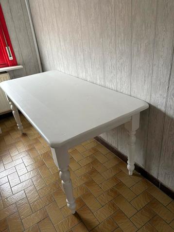 Witte grote eettafel beschikbaar voor biedingen