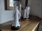 Heilige  Maria beeld ln biscuit porselein  onder stolp ., Ophalen