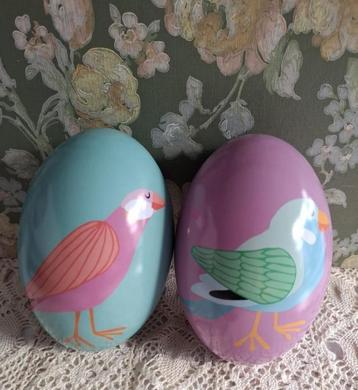2 Grote blikken eieren met fantasie vogels LENTE, PASEN beschikbaar voor biedingen
