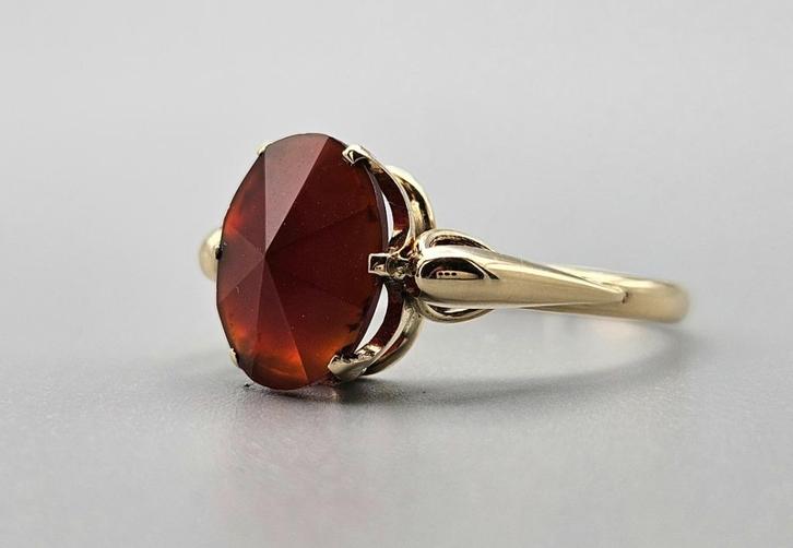 Gouden Vintage ring met edelsteen carneool. 2024/135, Handtassen en Accessoires, Antieke sieraden, Ring, Goud, Met edelsteen, Ophalen of Verzenden